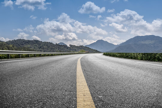 路桥设施和路上的风景