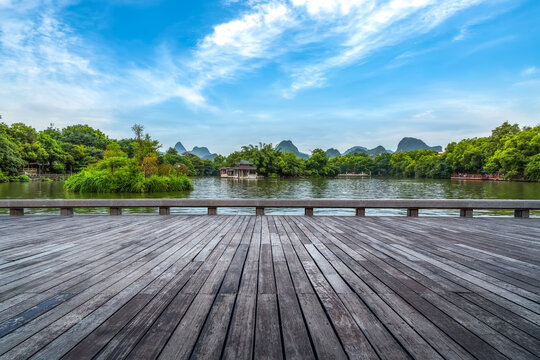 木板观景台和中式园林景观