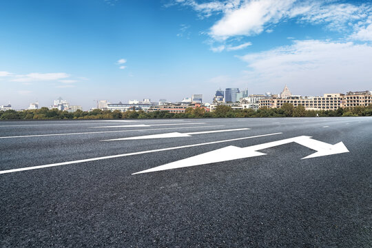 公路行车道和现代建筑