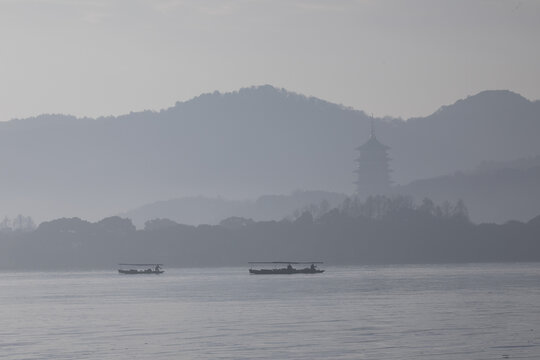 杭州西湖清晨雷峰塔山色风光