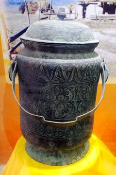 民国时期錾花铜奶桶