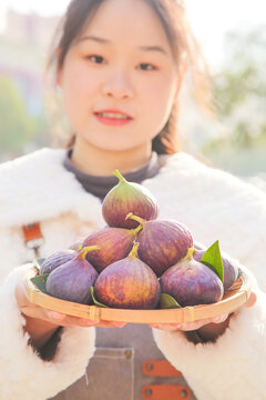 手里拿着无花果