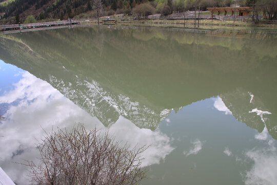 中国川西高原雪山下的湖面倒影