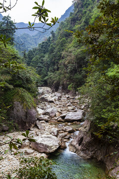 峡谷山涧溪流