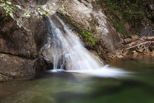 山谷山涧溪流