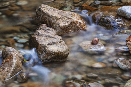 山谷山涧溪流