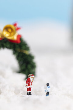 雪地上的圣诞老人与孩子