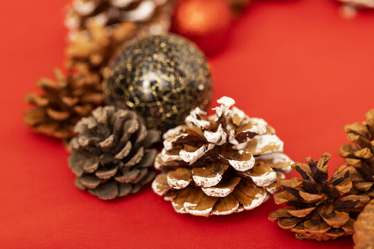 松塔装饰品创意圣诞节红色背景