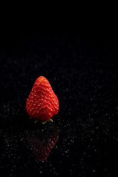 一颗草莓黑色海报