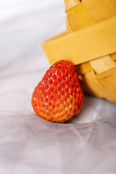 夏日新鲜水果草莓图片