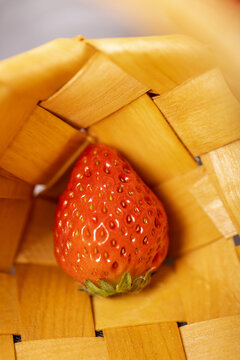 夏天竹篮里的新鲜草莓