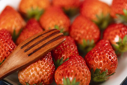 草莓水果上的木制水果叉子