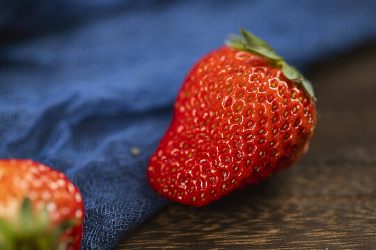 一颗酸甜草莓特写图片