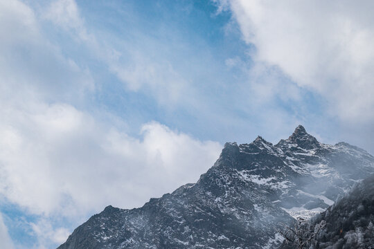 雪中的山峰