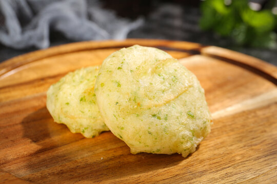 深底上的海苔鲜虾饼