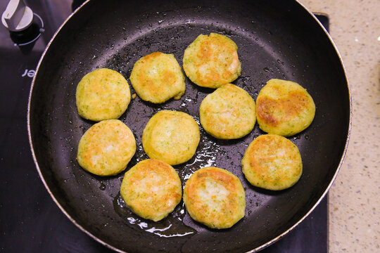 锅里的海苔鲜虾饼