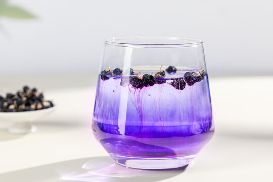 杯子里裝著黑枸杞茶