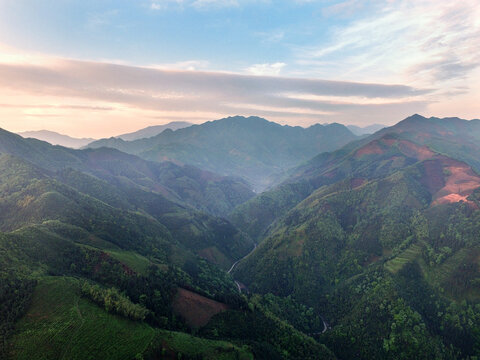 云海山岚峡谷里的村庄