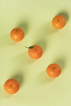 五颗橘子淡绿色背景小清新水果