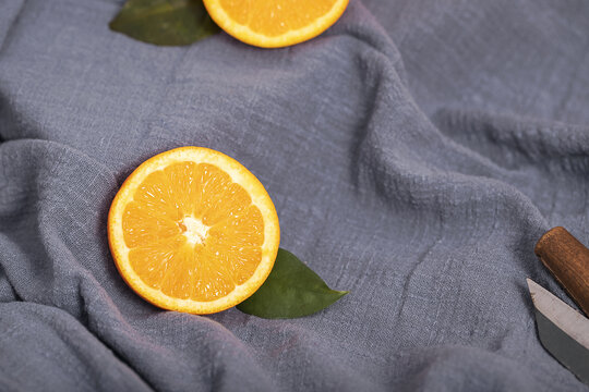 两瓣切开的橙子粗麻布素材