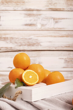切开的橙子白色木桌背景素材