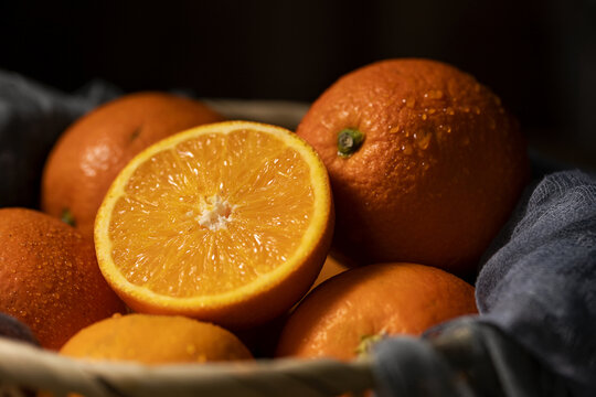 切开的新鲜多汁橙子水果
