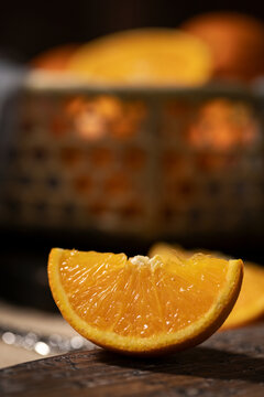 一块切开的橙子特写新鲜图片