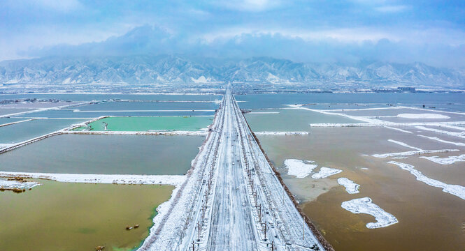 山西运城雪韵盐湖美如画