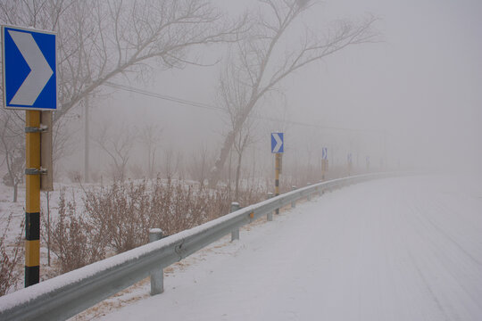 村子公路边