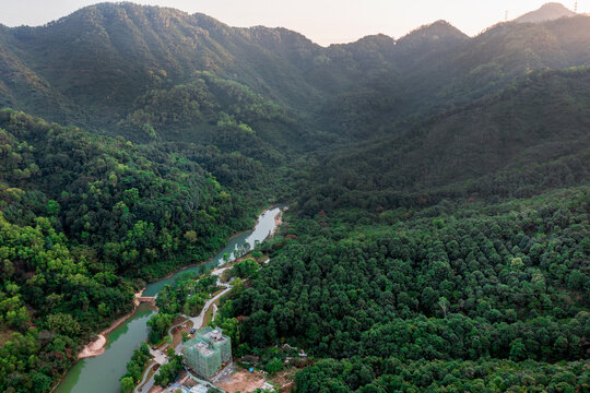 山峰溪流