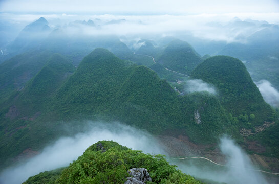 万峰叠嶂云缭绕