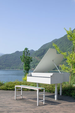 湖边白色钢琴摆件