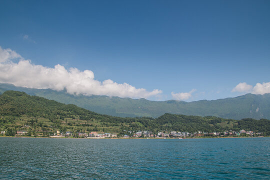 晴朗天气下的湖面