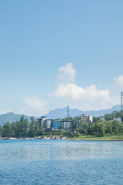 晴朗天气下的湖面