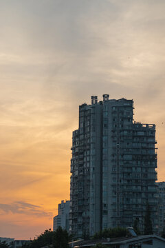 日出时刻的城市高楼
