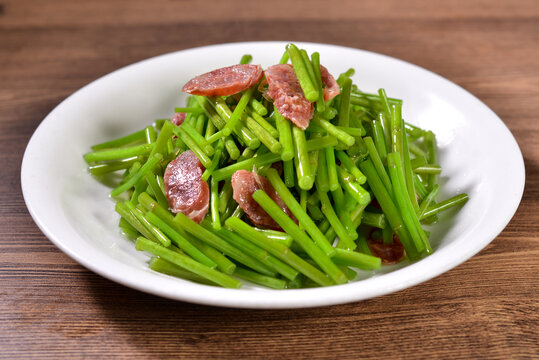蒜臺(tái)炒香腸