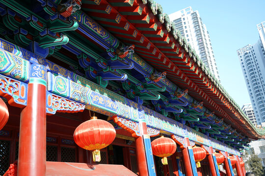 寺庙建筑的屋檐和红灯笼