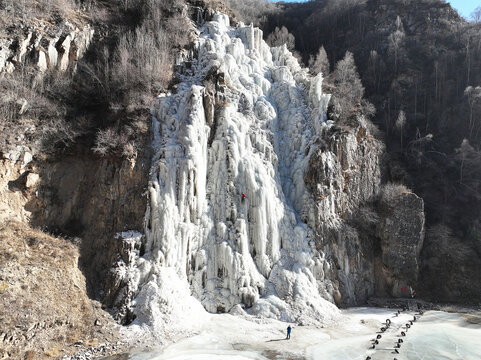 航拍西宁湟源大黑沟冰瀑攀冰