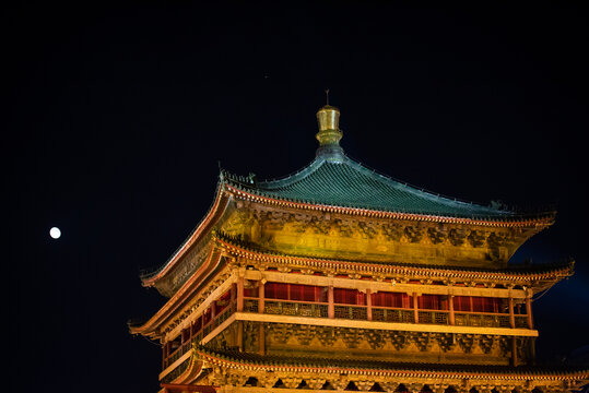 与月亮同框的西安钟楼夜景