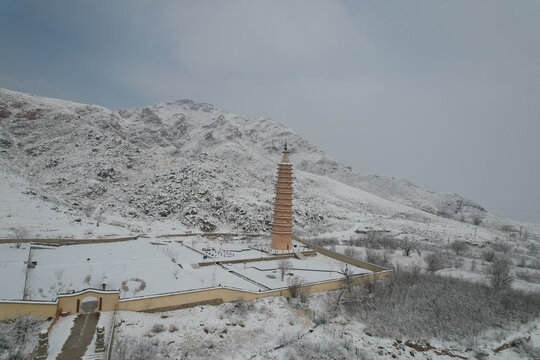 贺兰山大雪覆盖西夏拜寺口双塔