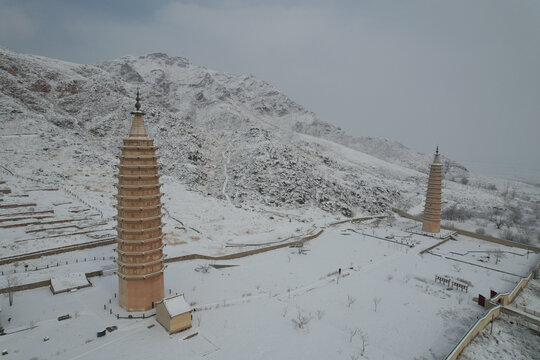 贺兰山大雪覆盖西夏拜寺口双塔