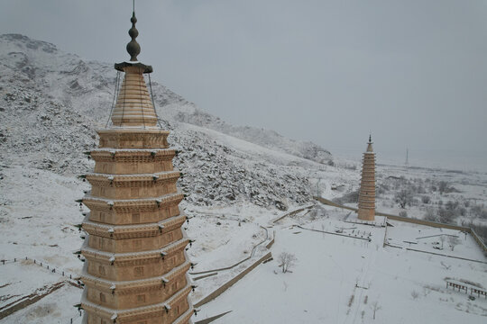 贺兰山大雪覆盖西夏拜寺口双塔