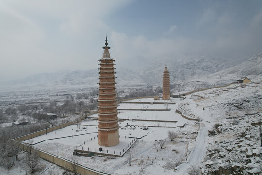 贺兰山大雪覆盖西夏拜寺口双塔