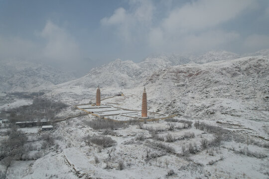 贺兰山大雪覆盖西夏拜寺口双塔