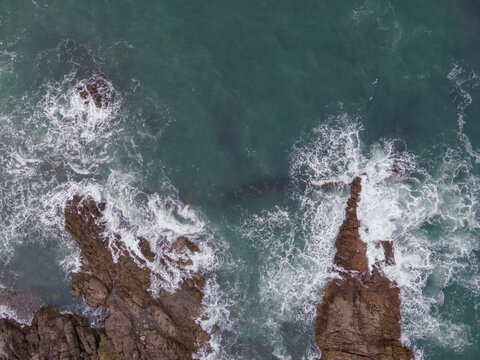 航拍户外海岸线礁石海浪特写