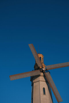 晴朗蓝天下的风车