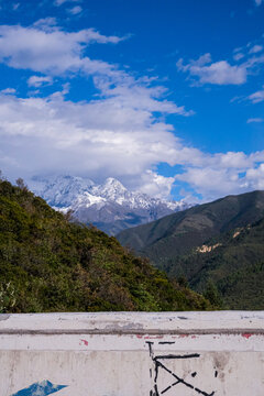 远处的雪山