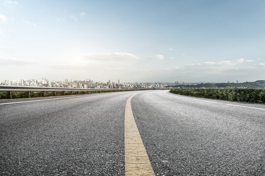 公路弯道和城市景观