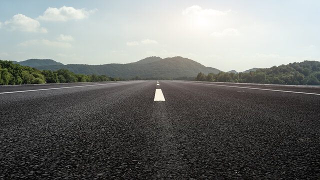 山间高速公路天际线