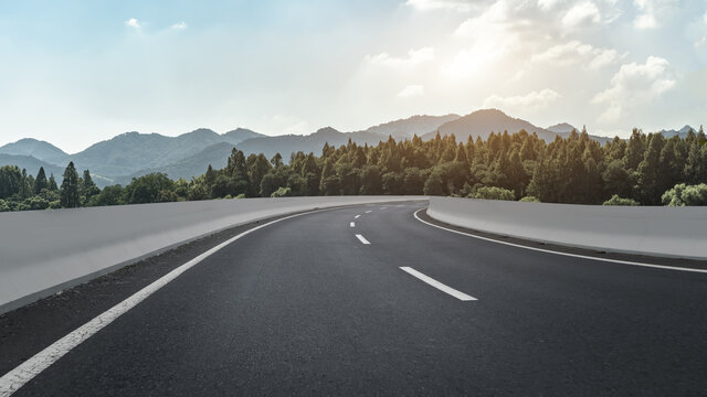 户外盘山公路弯道